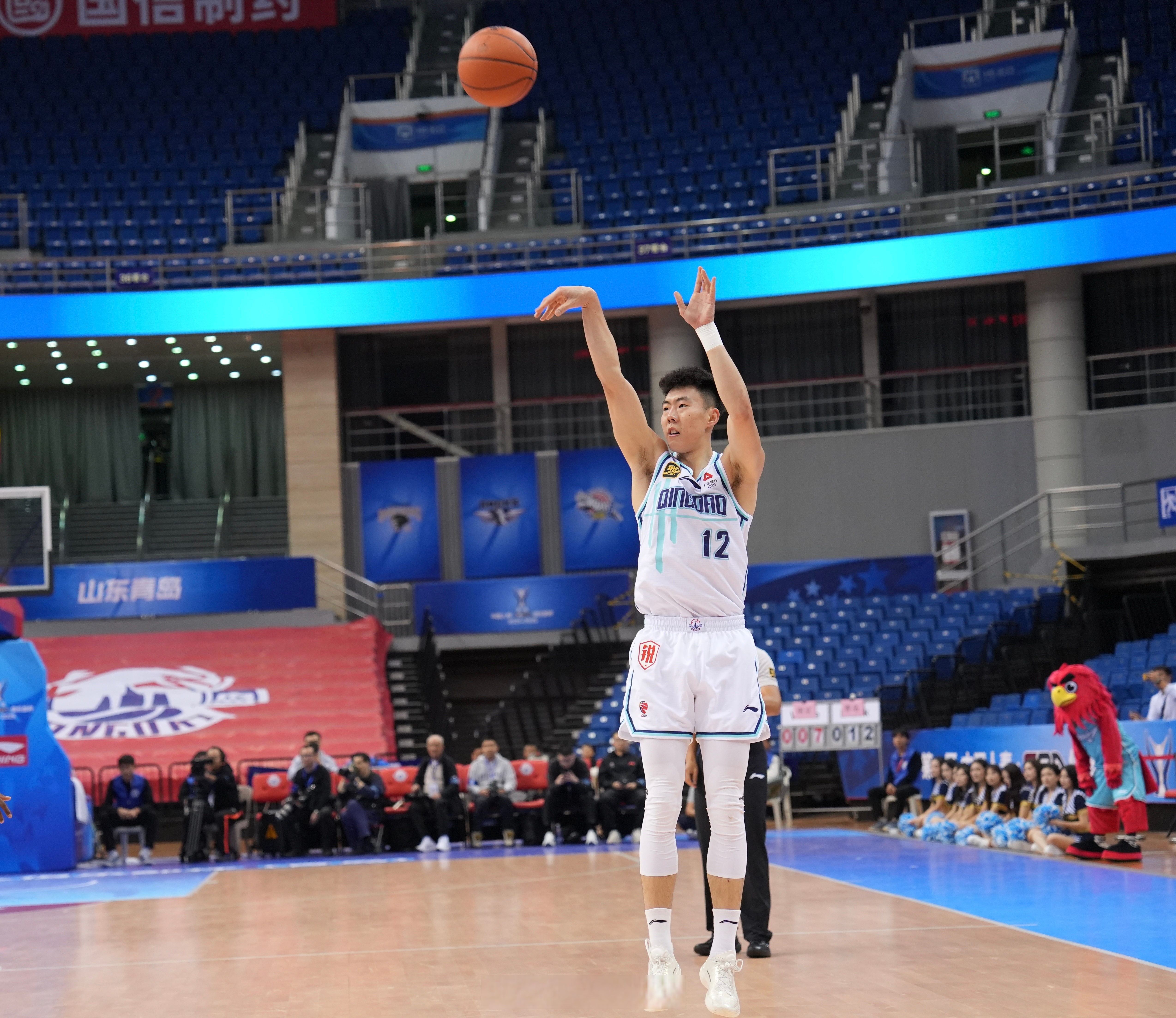 鹈鹕险胜青岛队，王哲林关键制胜