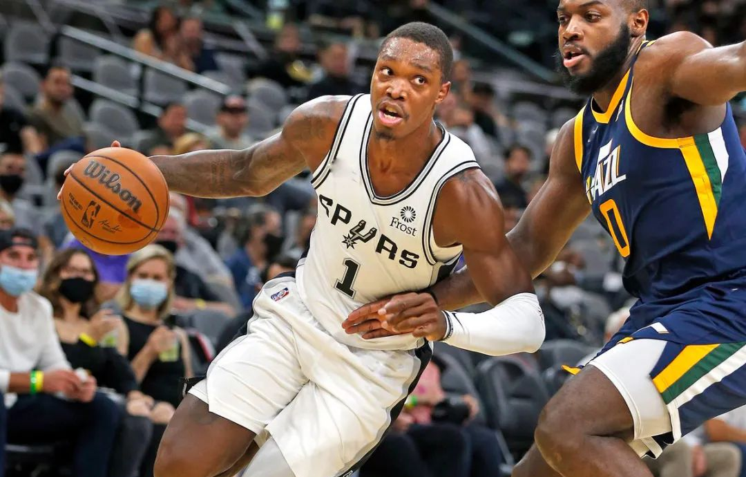 马刺鏖战上海队,欧文统治全场 马刺鏖战上海队,欧文统治全场