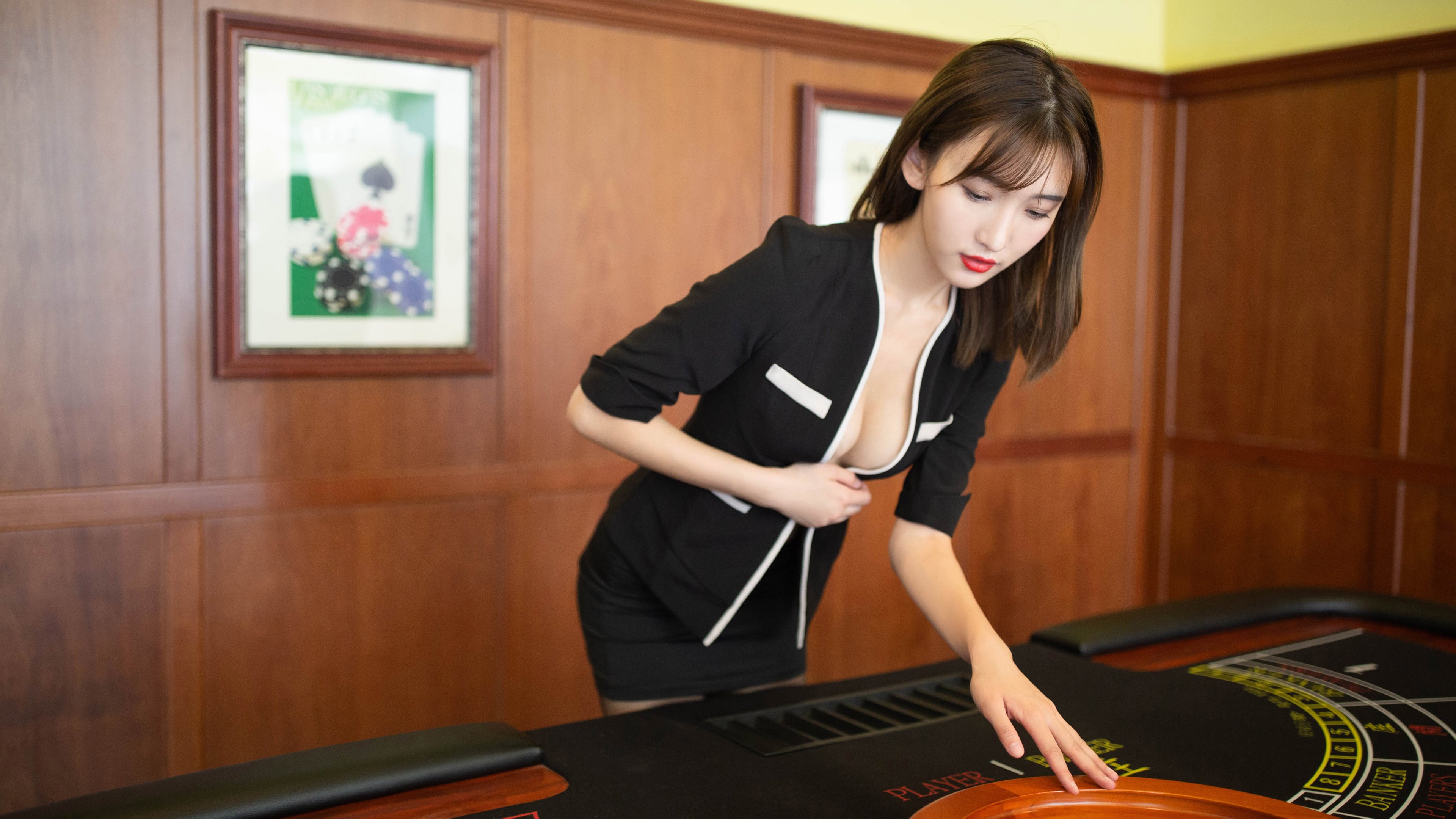 当蓝月升起时，C罗雨夜鏖战圣西罗，改写英格兰与意大利的足球叙事